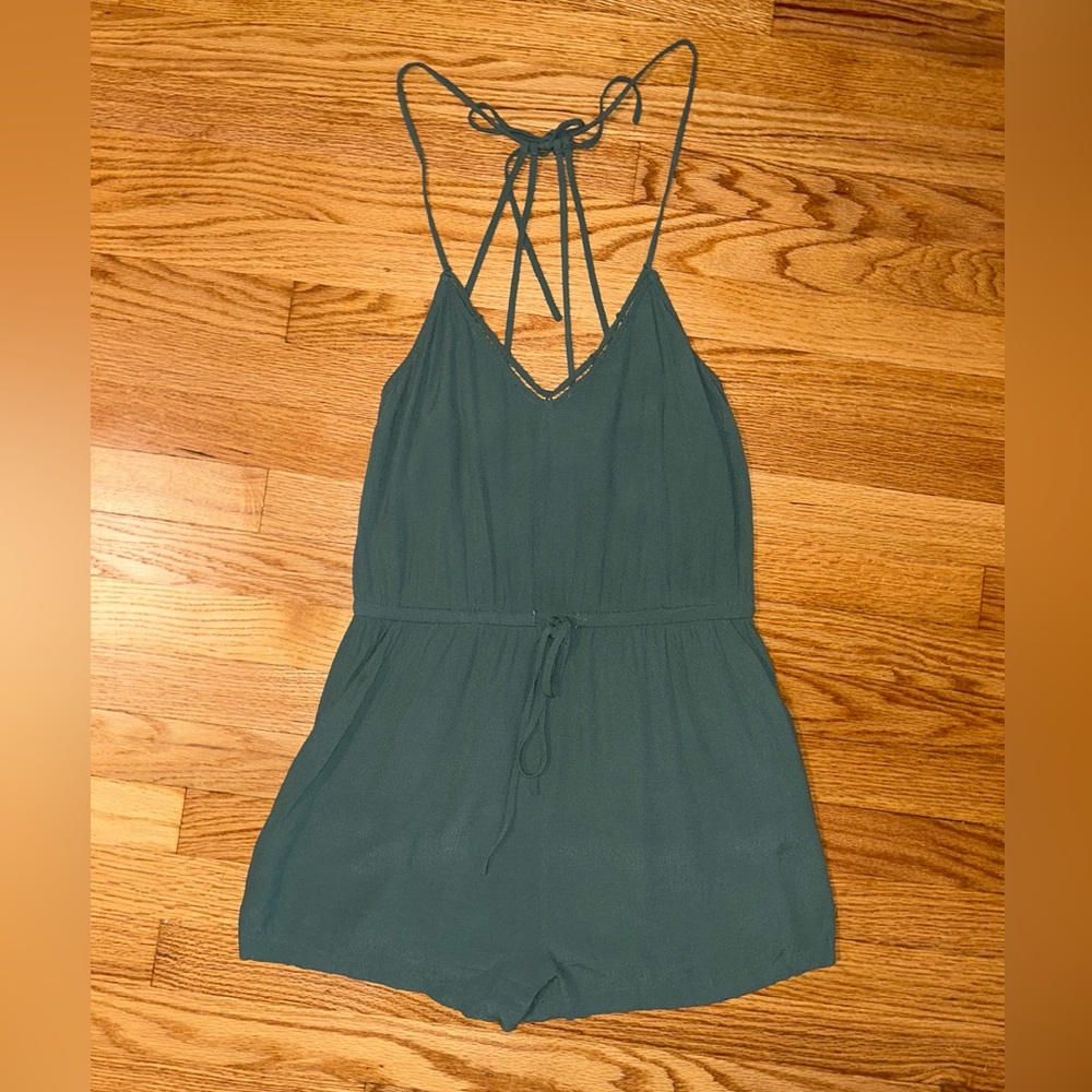 Forever 21 Green Romper with Tie Wasit and Straps size L